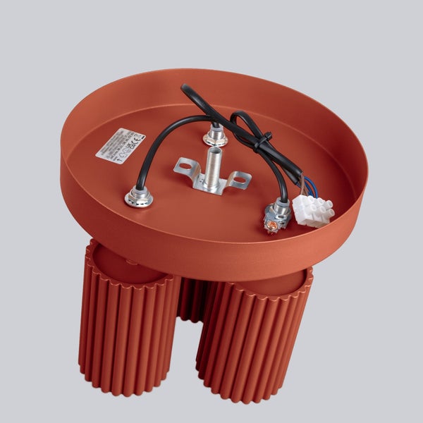 Deckenleuchte von unten mit Kabeln und Anschlüssen.