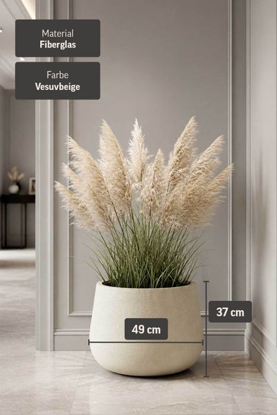 Runder Pflanzkübel aus Fiberglas in Vesuvbeige, Durchmesser 49 Zentimeter, Höhe 37 Zentimeter, mit Pampasgras in einem hellen, modernen Wohnraum.