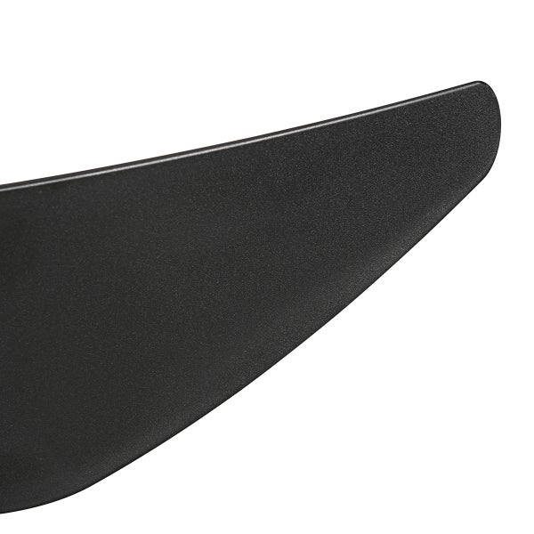 Nahaufnahme eines schwarzen matten Deckenventilatorflügels mit geschwungenem Design.