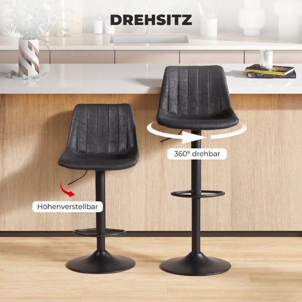 Zwei höhenverstellbare Barstühle mit schwarzen Polstersitzen und Fußstützen in einer hellen, modernen Küche, 360 Grad drehbar.