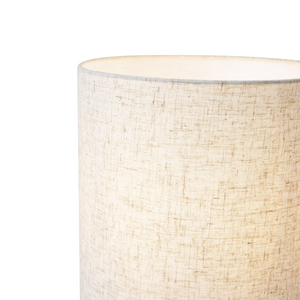 Nahaufnahme eines zylindrischen Lampenschirms aus Stoff mit grober Webstruktur in Naturfarbe.