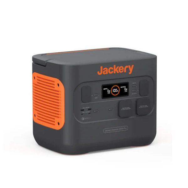 Eine Person trägt eine tragbare Jackery Powerstation am Griff durch einen Wald.