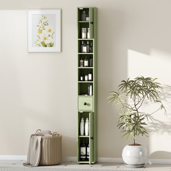 Schmaler, grüner Badhochschrank mit Regalfächern, Schublade und Türen, dekoriert mit Badutensilien in einem hellen Zimmer neben einer Pflanze.