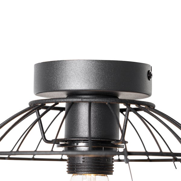 Detailaufnahme einer Deckenleuchte mit Metallkäfig