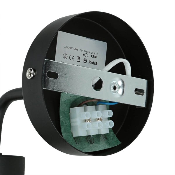 Detailansicht einer Wandleuchte mit elektrischen Anschlüssen