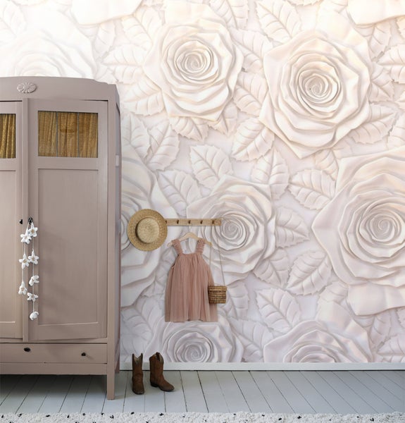 Zimmer mit Kleiderschrank, Dekoration und Rosenmuster-Tapete