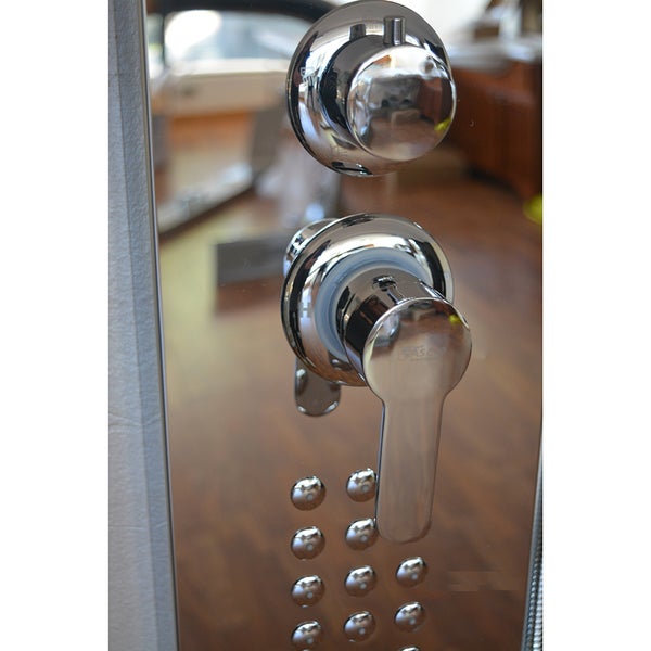 Duschpaneel aus Chrom mit Einhebelmischer, rundem Drehregler und mehreren Massagedüsen.