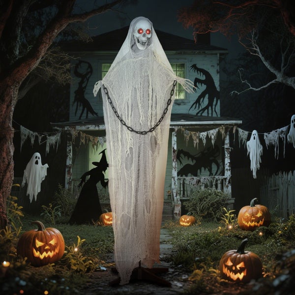 Halloween-Dekoration mit Geistergestalt, Kürbissen und gruseliger Hauskulisse