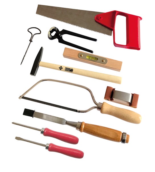 Ein Set aus verschiedenen Handwerkzeugen für Kinder, bestehend aus Säge, Kneifzange, Hammer, Wasserwaage, Laubsäge, Schleifklotz und Schraubendrehern.