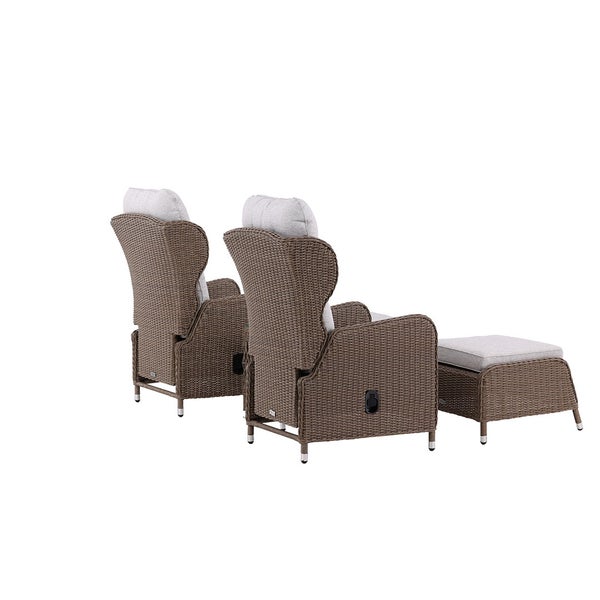 Zwei Rattan-Relaxsessel mit Fußhocker für den Garten