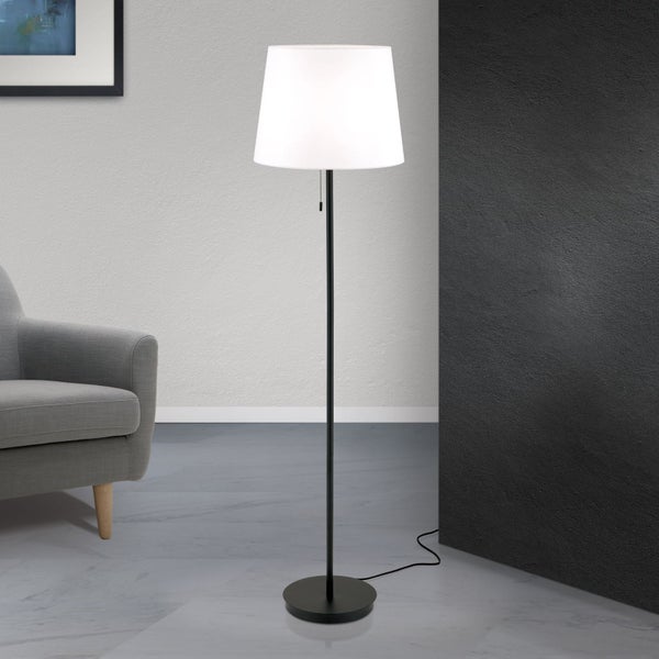 Stehleuchte mit Lampenschirm in einem Wohnzimmer