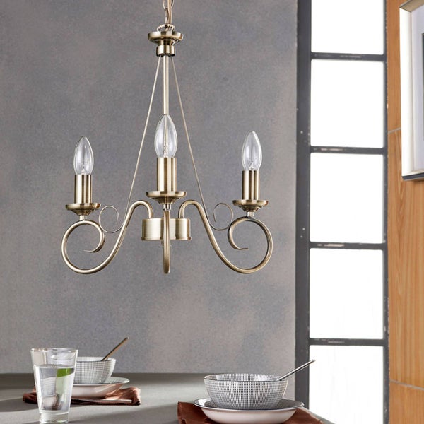 Pendelleuchte mit drei Leuchten über einem Esstisch