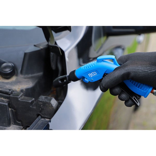 Druckluftpistole zum Reinigen eines Motorraums, gehalten von einer Person mit Handschuhen, BGS Technic Logo.