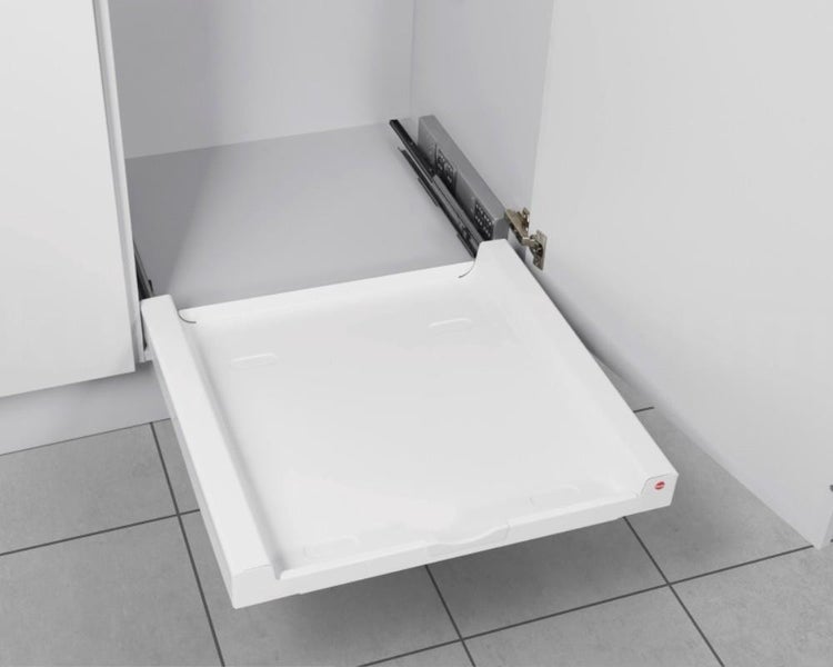 Weißer Tablarauszug für Schränke mit Kunststoffwanne und Auszugsschienen aus Metall.