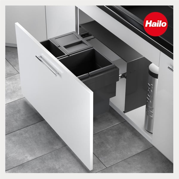 Modernes, organisiertes Hailo Abfalltrennsystem in einem weißen Küchenunterschrank mit ausziehbaren grauen Abfalleimern aus Kunststoff. Hailo Logo.