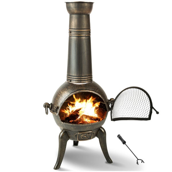 Chiminea aus Metall mit Feuerholz und Schürhaken