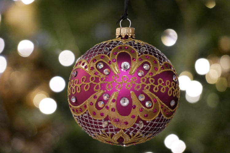 Glaskugel Glanz & Gloria, Purpur Satin, aufwendig dekoriert mit Strass, 8cm in Geschenkbox, 1 Stck., Weihnachtsbaumkugeln, Christbaumschmuck, Weihnachtsbaumanhänger