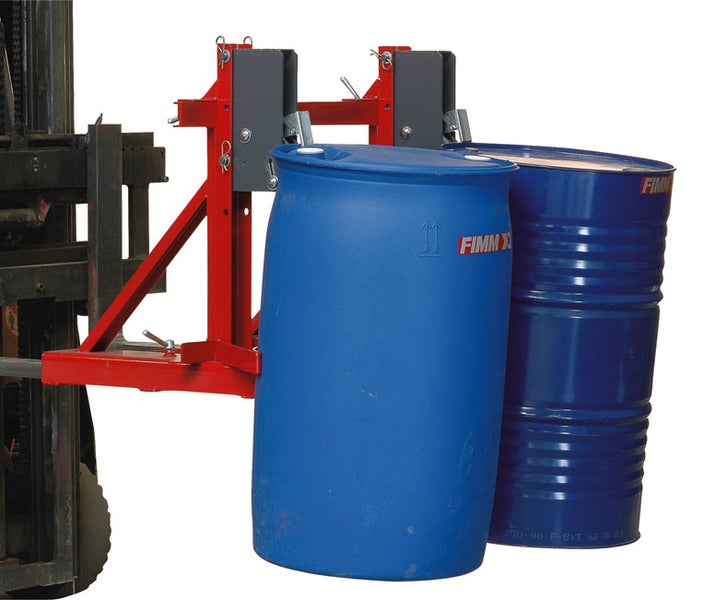 Fassgreifer für Gabelstapler aus rotem Metall zum Anheben und Transportieren von zwei Fässern.