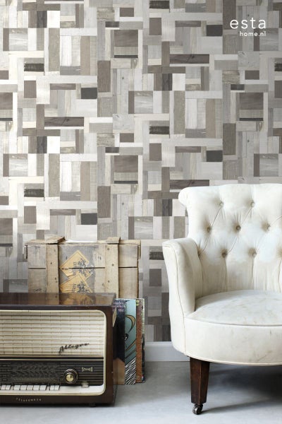 Wohnszene mit Tapete in Holzoptik, Sessel, Radiogerät und Holzkiste