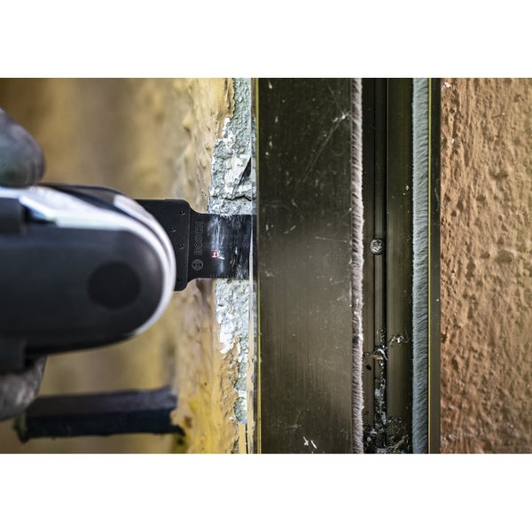 Multifunktionswerkzeug mit Bosch Logo beim Trennen einer Fensterbank