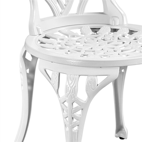 Detailansicht eines weißen Gartenstuhls mit floralem Muster.