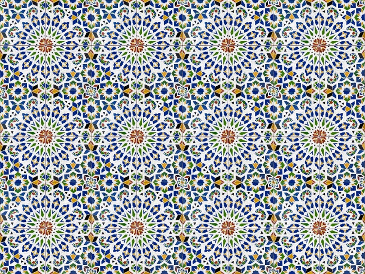 Mehrfarbige Fliesen mit geometrischem Muster