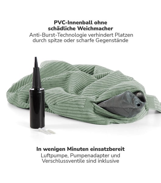 Geöffneter Adventskalender mit Schokoladenstück in der Hand