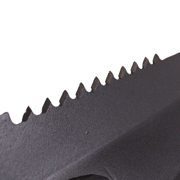 Detailaufnahme eines gezackten Sägeblatts aus Metall mit spitzen Zähnen und strukturierter Oberfläche.