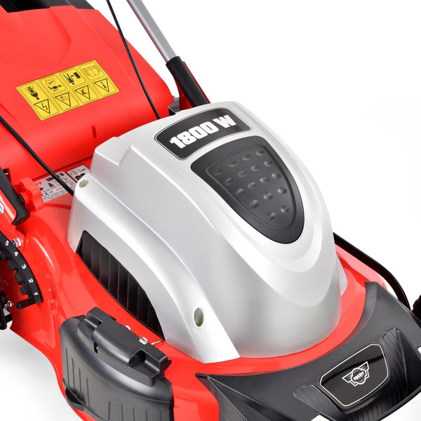 Detailansicht eines roten Rasenmähers mit 1800 Watt Leistung und dem Hecht Logo.