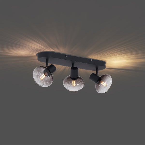Deckenleuchte mit drei Lampen und Glasschirmen