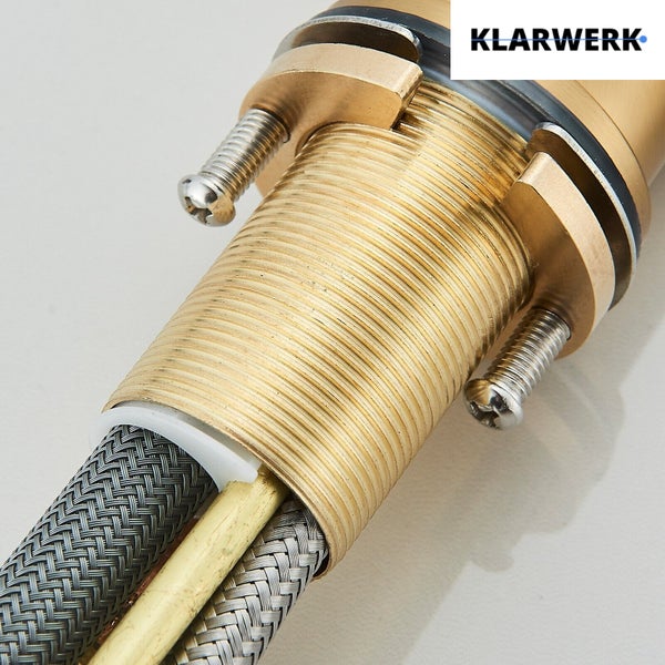 Armaturen-Befestigung aus Messing mit Gewindestange, Schrauben und geflochtenen Anschlussschläuchen. KLARWERK Logo.