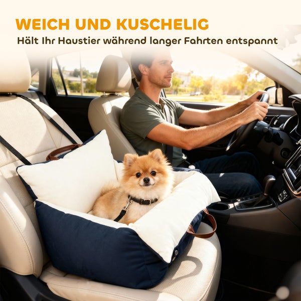 Kleiner Hund sitzt entspannt in einem weichen Haustier-Autositz auf dem Beifahrersitz eines Autos während der Fahrt.