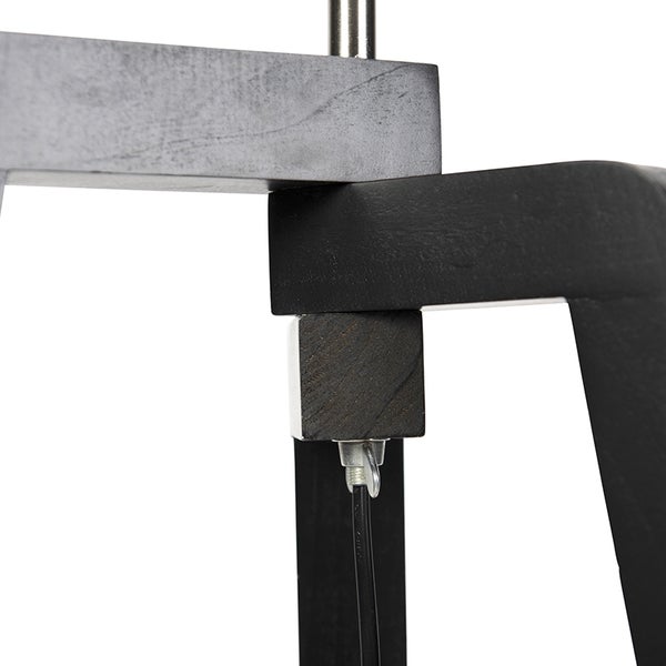 Detailansicht einer hölzernen Hängeleuchte mit Metallhalterung und Stromkabel.