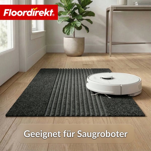 Floordirekt Logo. Schmutzfangmatte mit gerippter Struktur auf Holzboden mit Saugroboter. Geeignet für Saugroboter.