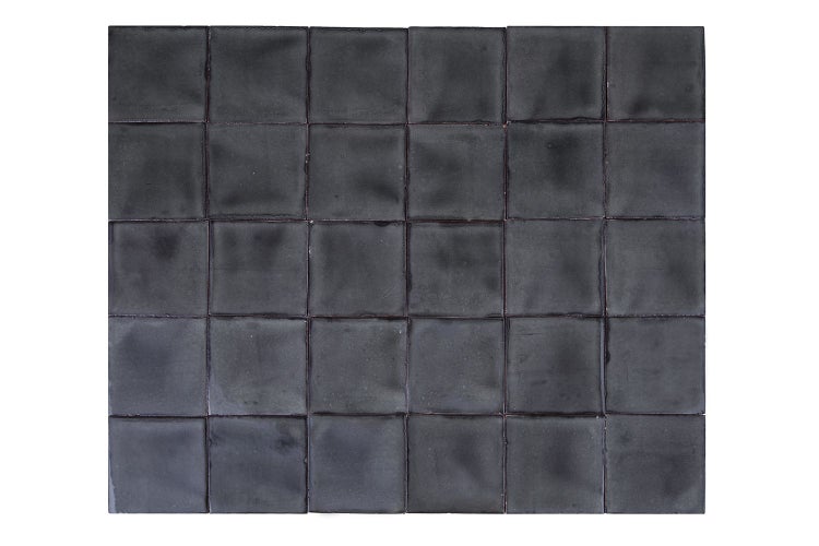 Fliesenanordnung mit quadratischen, dunklen Keramikfliesen
