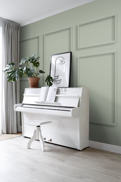 Einrichtung mit weißem Klavier, Hocker, Pflanze und gerahmtem Bild