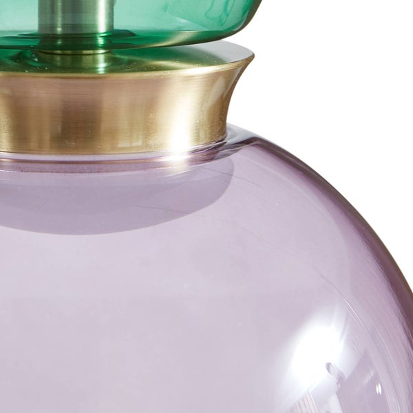 Detailansicht einer Tischleuchte aus violettem und grünem Glas mit einem Verbindungsring aus Metall in Goldoptik.