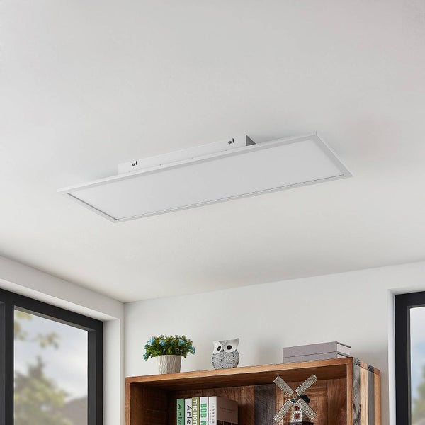Flaches, rechteckiges LED-Panel an einer Decke über einem Holzregal in einem hellen Zimmer montiert.