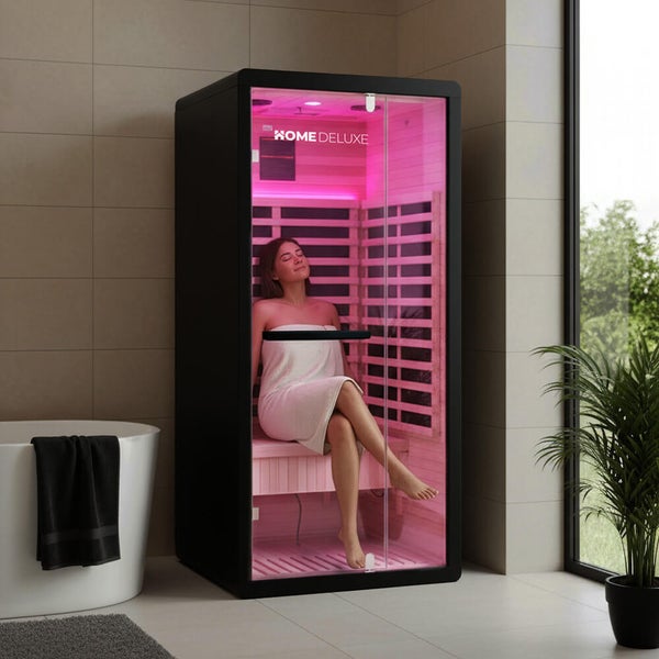 Home Deluxe Infrarotkabine für eine Person mit moderner Holzverkleidung und LED Beleuchtung in einem hellen Badezimmer mit Badewanne platziert.