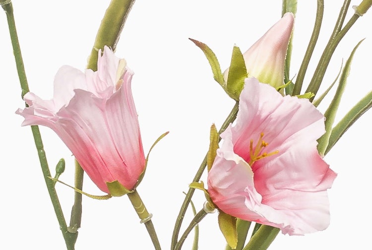 Künstliche Gloriosa Flammenlilie mit rot-gelben Blüten und grünen Blättern.