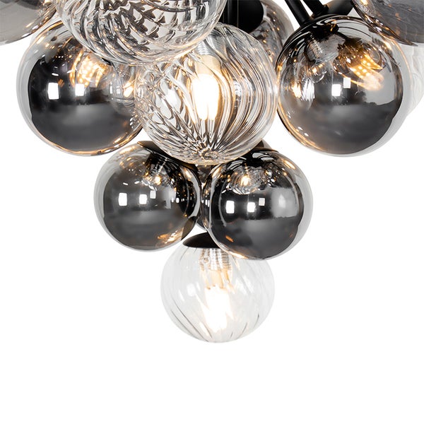 Detailaufnahme einer Mehrflammigen Pendelleuchte mit Glaskugeln