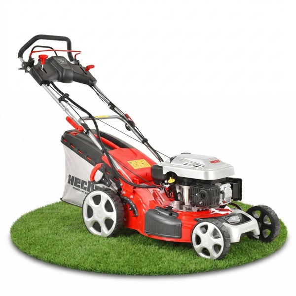 Roter Rasenmäher auf Rasen