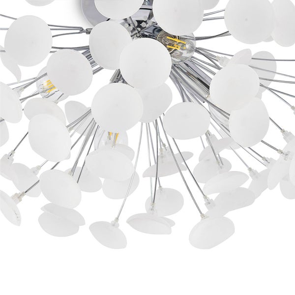 Detailaufnahme einer Deckenleuchte mit Kugeln und Stäben