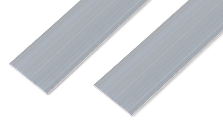Zwei flache Aluminium Profile als Flachstangen für verschiedene Bauprojekte.
