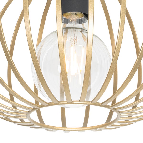 Nahaufnahme einer goldenen Pendelleuchte mit Glühbirne