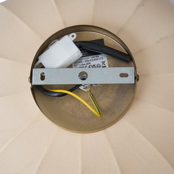 Detailansicht der Deckenhalterung einer Deckenlampe mit Montagebügel, Anschlussklemme, Erdungskabel und Typenschild.