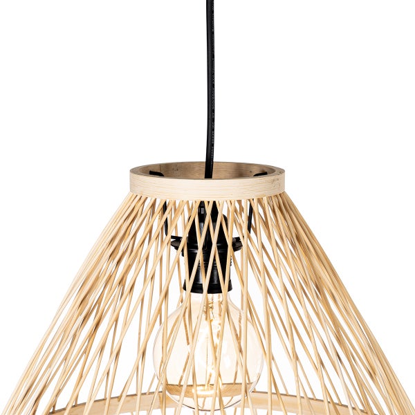 Pendelleuchte mit konischem Lampenschirm aus hellen Holzstäben in Gitteroptik und sichtbarem Leuchtmittel.