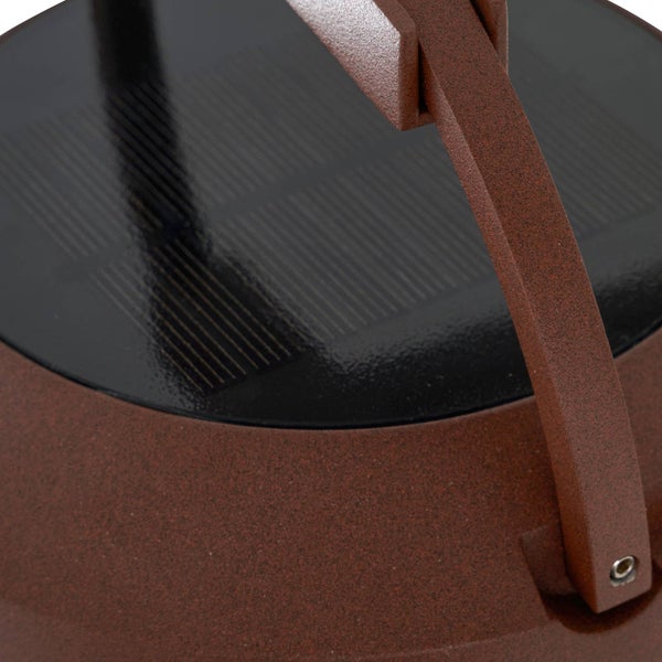 Solarpanel auf einer braunen Solarleuchte für den Außenbereich.