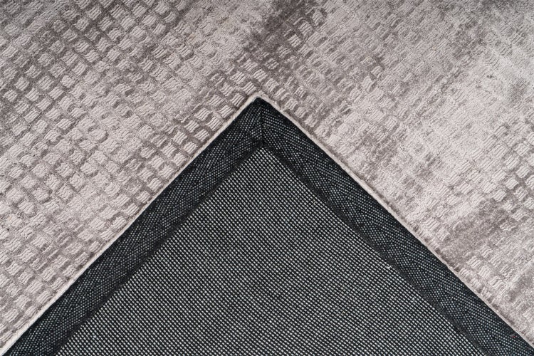 Teppichecke mit strukturierter Oberfläche und rutschfester Netz-Rückseite.