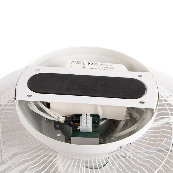 Montageplatte und elektrische Anschlüsse eines Deckenventilators mit Anschlussklemme und Transformator.